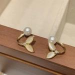 Tail Design Pearl Earringsv